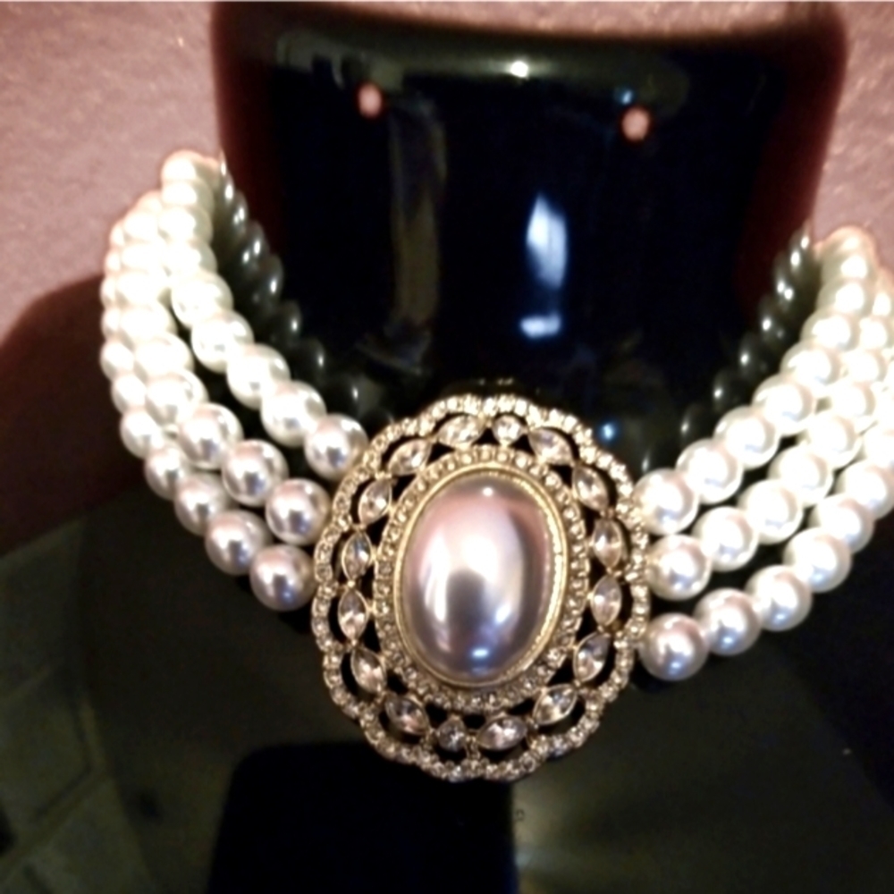 Faux Pearls, Luxurious!πΏ - Picture 2 of 6